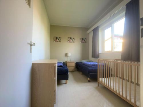 Kleines Zimmer mit 2 Betten und einem Kinderbett in der Unterkunft Wijk de Brabander 62 in Cadzand