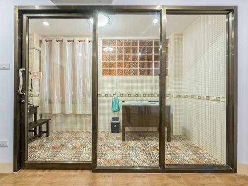 a bathroom with a shower with a sink in it at Onvara Place in Phra Nakhon Si Ayutthaya