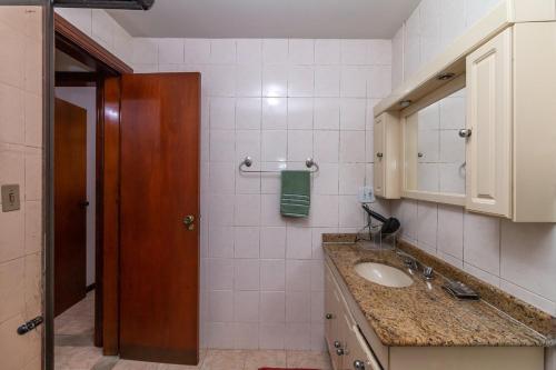 y baño con lavabo y espejo. en Copacabana Apartamento - Ouro, en Río de Janeiro