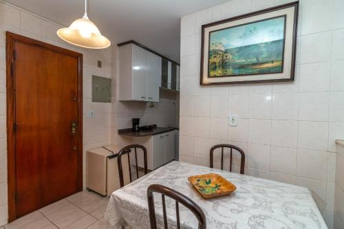una cocina con una mesa con un plato. en Copacabana Apartamento - Ouro, en Río de Janeiro