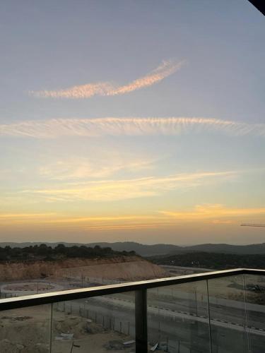 a view of the sky from the top of a building at פנטהוז ונוף עוצר נשימה, שקט אפשרות בקומה העליונה לחדר משרד הפנטהוז מיועד לאורחים in Bet Shemesh