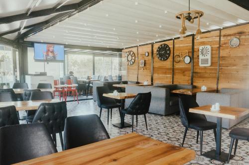 un restaurante con paredes de madera, mesas y sillas en Tips For istanbul, en Estambul
