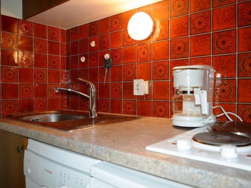 um balcão de cozinha com um lavatório e comodidades para preparar café em Studio Le Grand-Bornand, 1 pièce, 4 personnes - FR-1-241-227 em Le Grand-Bornand