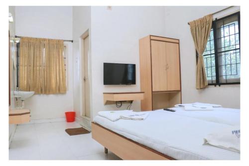 Postel nebo postele na pokoji v ubytování Hotel Jeyasakthi