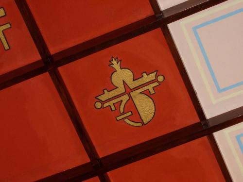 a red tile with a crest on it at Pension Habermannova Vila in Bludov
