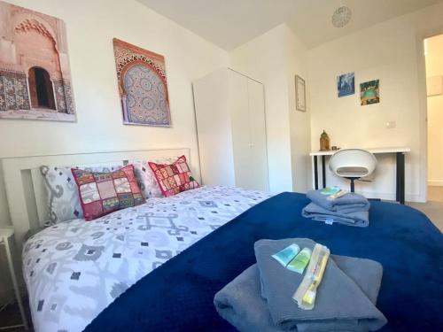 a bedroom with a blue bed with a blue blanket at Moroccan Inspired Northampton Apartment in Northampton