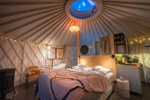 una camera con un grande letto in una yurta di Izera Glamping Adults - Luksusowe jurty&spa (adults only) a Gajowka