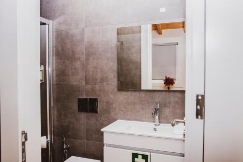 a bathroom with a sink and a mirror at Casa de Couros in Guimarães