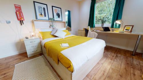 a bedroom with a bed and a desk and a window at iQ Ty Willis House in Bangor 3 Min Walk to Bangor Station in Bangor