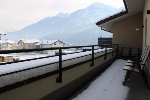 a balcony with a view of a snow covered mountain at Case vacanze Chabloz in Nus