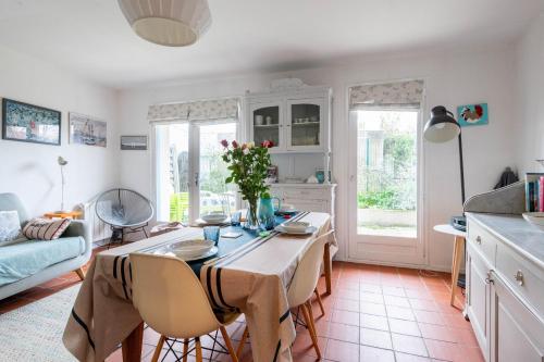 une cuisine et un salon avec une table et des chaises dans l'établissement Maison pour 6 - Noirmoutier - Terrasse, à Noirmoutier-en-l'lle