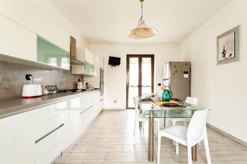 Virtuvė arba virtuvėlė apgyvendinimo įstaigoje Lussuosa Villa nel Monferrato-Netflix & Wifi-Residenza il Moro