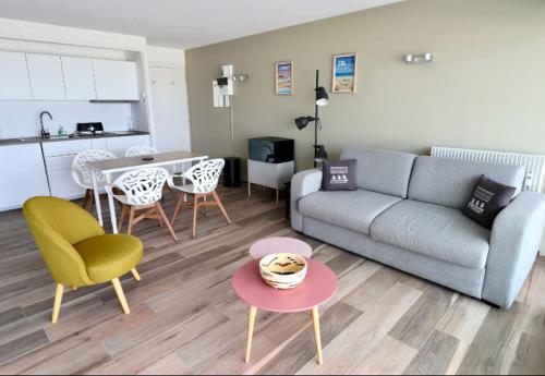un salon avec un canapé et une table dans l'établissement Le nid de la plage, à Le Touquet-Paris-Plage