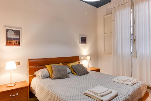 RomagnaBNB La Scranna في فورلي: غرفة نوم عليها سرير وفوط