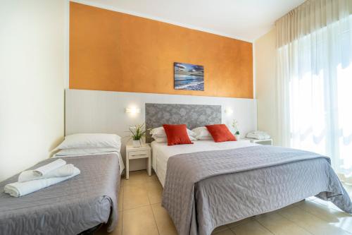 pokój hotelowy z 2 łóżkami i oknem w obiekcie Hotel Romagna w mieście Riccione