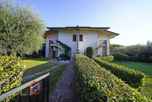 Biały dom z płotem przed nim w obiekcie Villetta Quiete - Gardagate w mieście Padenghe sul Garda
