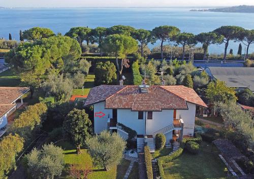 an overhead view of a house with a roof at Villetta Quiete - Gardagate in Padenghe sul Garda