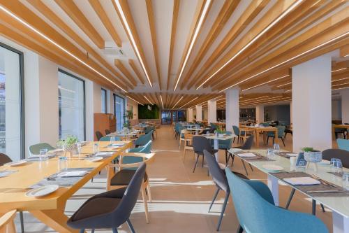 En restaurant eller et andet spisested på Radisson Beach Resort Larnaca