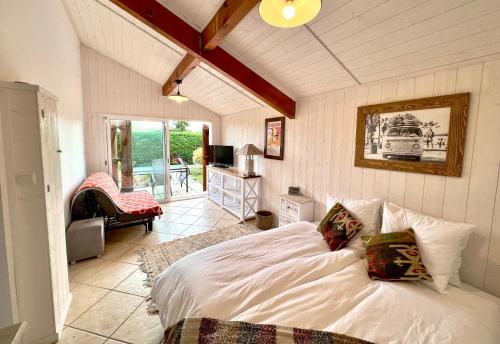 une chambre avec un lit, une table et une chaise dans l'établissement Charming villa, tranquillity by the forest, à Lit-et-Mixe