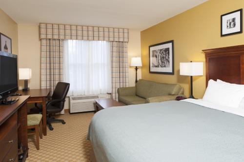 เตียงในห้องที่ Country Inn & Suites by Radisson, Holland, MI