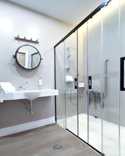 Honest Sevilla Apartments photo 35