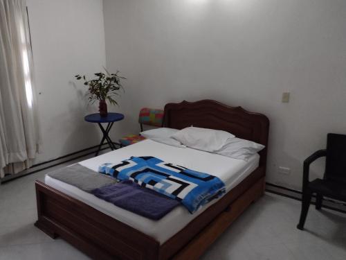 a bedroom with a bed with a wooden headboard at Ecopolis casa de campo in Papagalleros