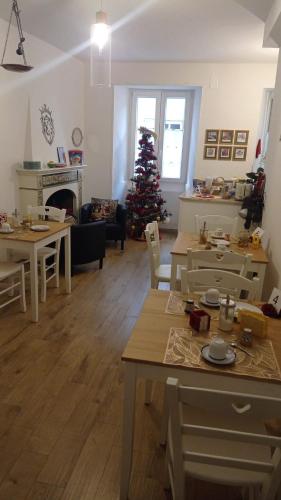 a living room with a christmas tree in the background at B & B L'ABBRACCIO in Agnone