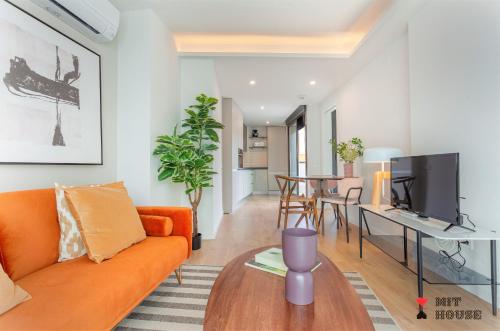 a living room with an orange couch and a table at Rubik en Madrid in Madrid