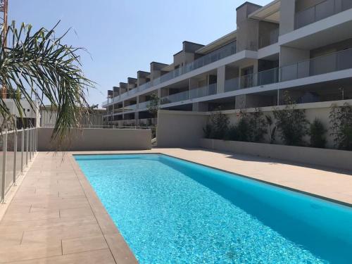 une piscine devant un immeuble dans l'établissement Blue Pearl Vue Mer, à Nice