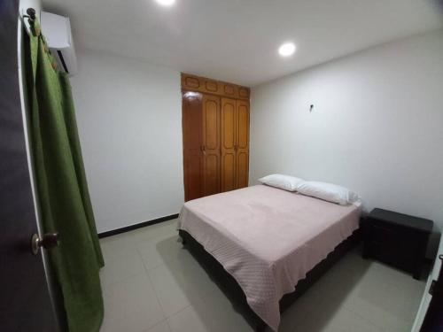 מיטה או מיטות בחדר ב-Comoda casa en Gaira
