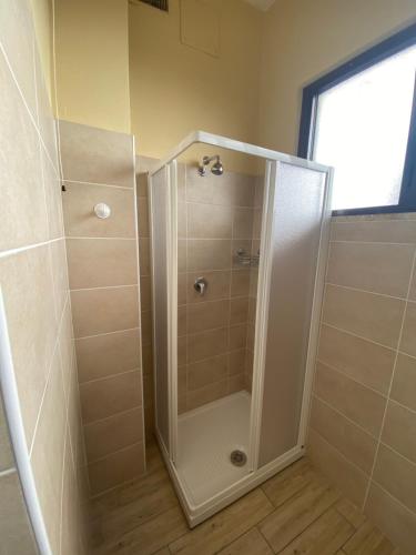 um chuveiro com uma porta de vidro na casa de banho em Lo Bec em Ronco Canavese