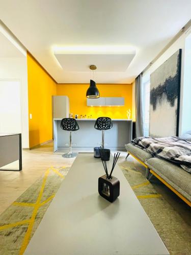 - une chambre avec un lit et un mur jaune dans l'établissement Bonaparte - Nice, à Nice