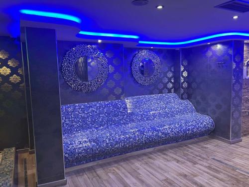 een paarse kamer met een blauw plafond en een bank bij Apartment Elvir in Kopaonik