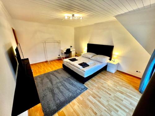 um quarto grande com uma cama e um tapete em Praktisches Zimmer im Großen Haus mit garten em Dusseldorf