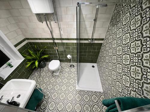 uma casa de banho com um lavatório, um WC e um chuveiro em Westend em Ryde