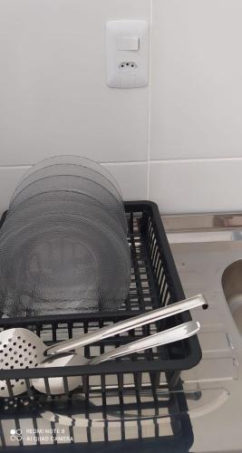 a dish drying rack with a pan and utensils at COMPLEJO PONTA das BRILLES. DTO. 2. in Barra de Tabatinga