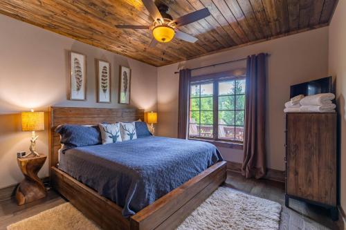 um quarto com uma cama e um tecto em madeira em Sunrise Lodge at Eagles Nest em Elk Park