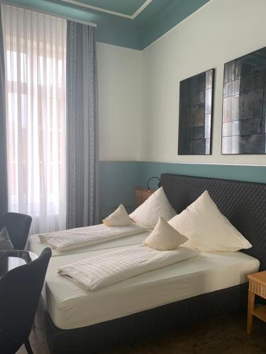 Ένα ή περισσότερα κρεβάτια σε δωμάτιο στο Villa Thea Hotel am Rosengarten