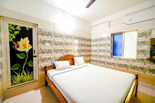 1 dormitorio con cama y ventana en Goroomgo Ray Home Stay Swargadwar Puri en Puri