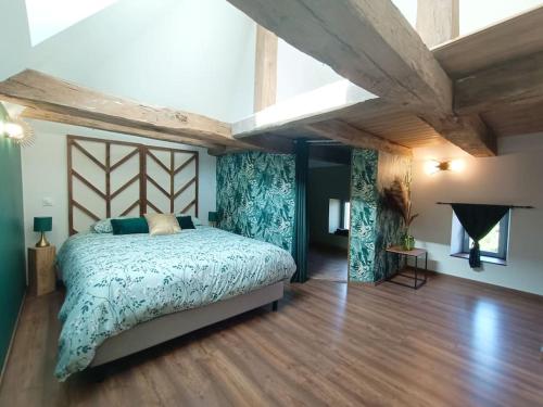 Aydoilles的住宿－Appartement indépendant La tour des Tuileries，一间卧室配有一张床,铺有木地板