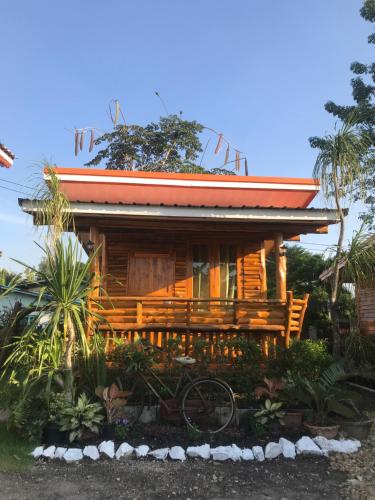ครัวบ้านไม้สักโฮมสเตย์ เขาวงพระจันทร์にある庭