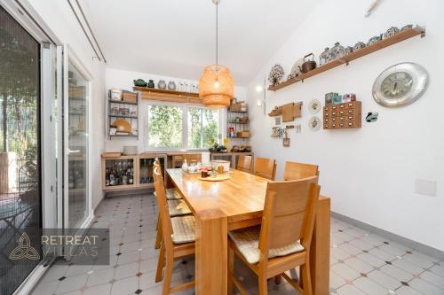 Dapur atau dapur kecil di Villa Eleona with private pool and garden
