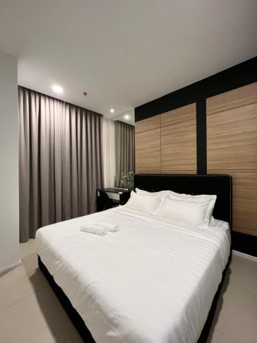 - une chambre avec un grand lit et des draps blancs dans l'établissement 1-4pax Modern Furnishing Arcoris-5 min to 163 mall, à Kuala Lumpur