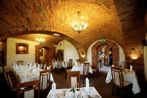 Reštaurácia alebo iné gastronomické zariadenie v ubytovaní Hotel Pałac Borynia