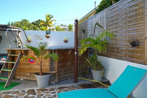 d'une baignoire installée sur une terrasse ornée de plantes. dans l'établissement Résidence Flores De Maria, au Marin