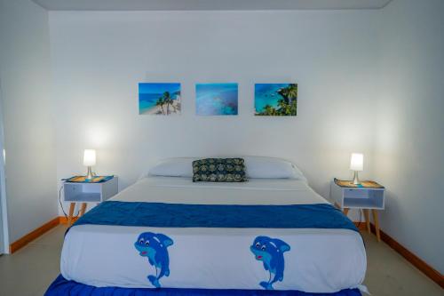 a bedroom with a bed and two night stands at Hotel El Pirata Morgan in Providencia