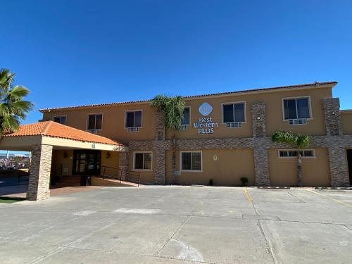 een uitzicht op de voorzijde van een hotel met een parkeerplaats bij Best Western Plus Chihuahua Aeropuerto in Chihuahua