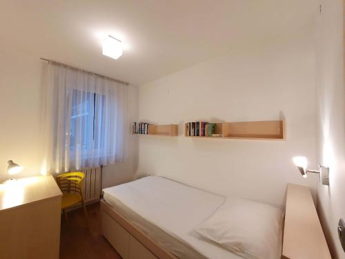 - une chambre avec un lit, un bureau et une fenêtre dans l'établissement Apartment Eva Tour As Ljubljana, à Ljubljana