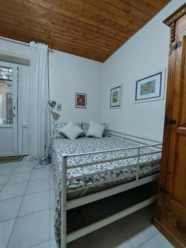 - une chambre avec un lit dans l'établissement Casa Minniti, à Syracuse