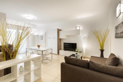 a living room with a couch and a table at Casa Massima Suites in Casamassima